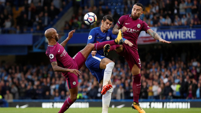 Morata berduel pada laga versus City. (Foto: John Sibley/Reuters)
