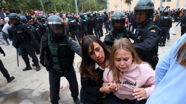 Polisi bubarkan referendum di Catalunya (Foto: REUTERS/Albert Gea)