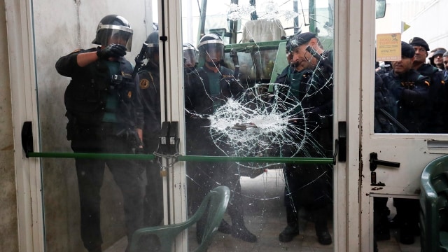 Polisi bubarkan referendum di Catalunya (Foto: REUTERS/Juan Medina)