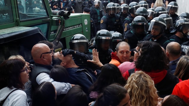Polisi bubarkan referendum di Catalunya (Foto: REUTERS/Juan Medina)