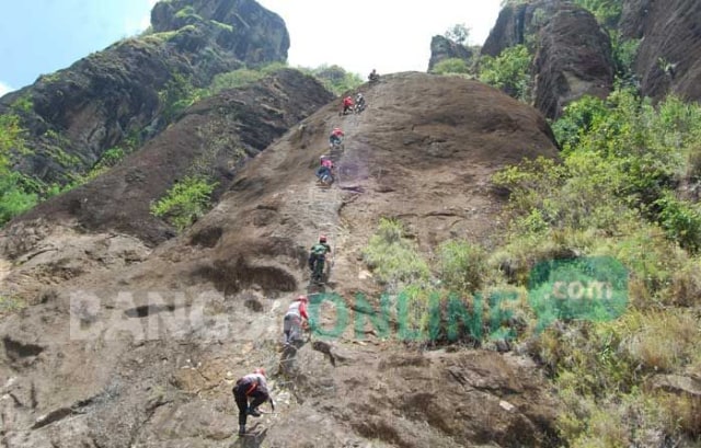 Panjang Tebing Via Ferrata Tertinggi di Indonesia Timur Ada di Gunung Sepikul Trenggalek