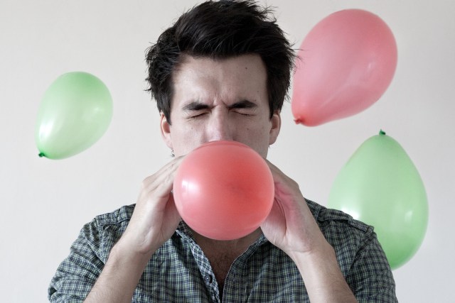 Ilustrasi meniup balon (Foto: Sudden Fiction/Flickr)