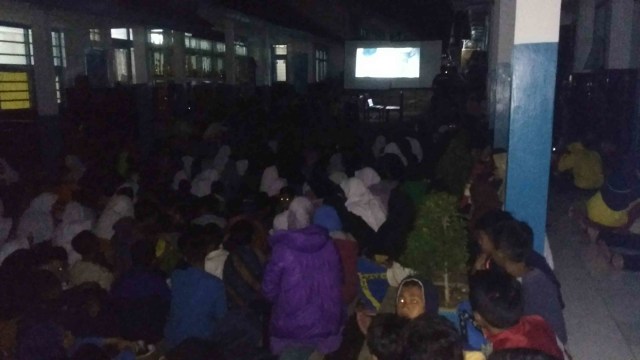 smpn 1 cibatu mengadakan nobar G30S/PKI dengan tidak men sensor sebagian adegan kekerasan dan kekejaman PKI