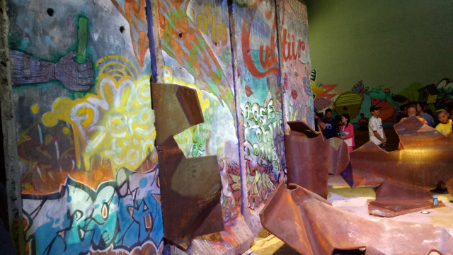 "Patung Menembus Batas" di Kalijodo yang terbuat dari Tembok Berlin (3/10/2017) (Foto: Johanes H/kumparan)