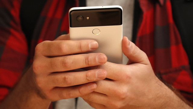 Ilustrasi main smartphone. Foto: Stephen Lam/Reuters