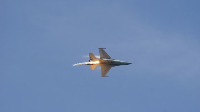 Pesawat tempur f-16 di Peringatan HUT ke-72 TNI Foto: Aditia Noviansyah/kumparan