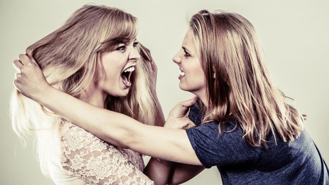 Ilustrasi perempuan berkelahi. (Foto: Shutterstock)