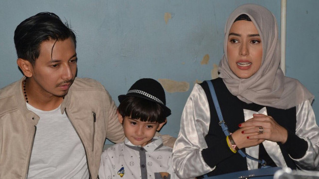 Fairuz A Rafiq dan keluarga. (Foto: Regina Kunthi/kumparan)