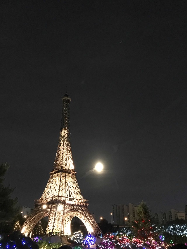 miniatur menara paris... yang terletak di kawasan bucheon