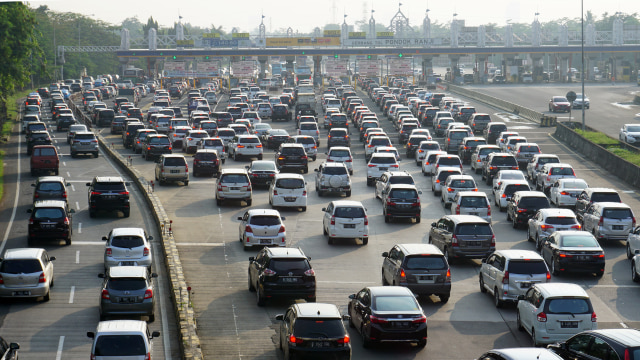 Macet di Jalan Tol (Foto: Aditia Noviansyah/kumparan)