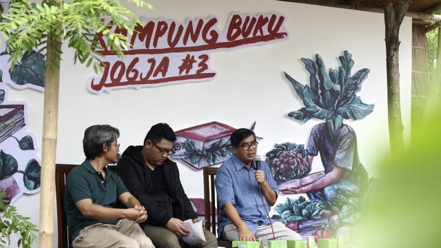 Yusuf Arifin, Eddward S.K., dan Sindhunata. (Foto: Dok. Kampung Buku Jogja)