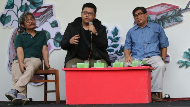 Para pembicara "Menulis Sepak Bola". (Foto: Dok. Buku Mojok)