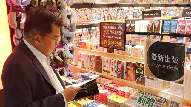 JK mampir di toko buku Bandara Changi Singapura (Foto: Dok. Jubir Wapres Husain Abdullah)