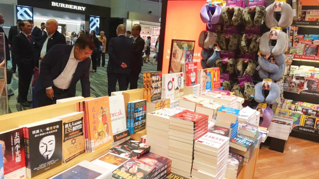 JK mampir di toko buku Bandara Changi Singapura (Foto: Dok. Jubir Wapres Husain Abdullah)