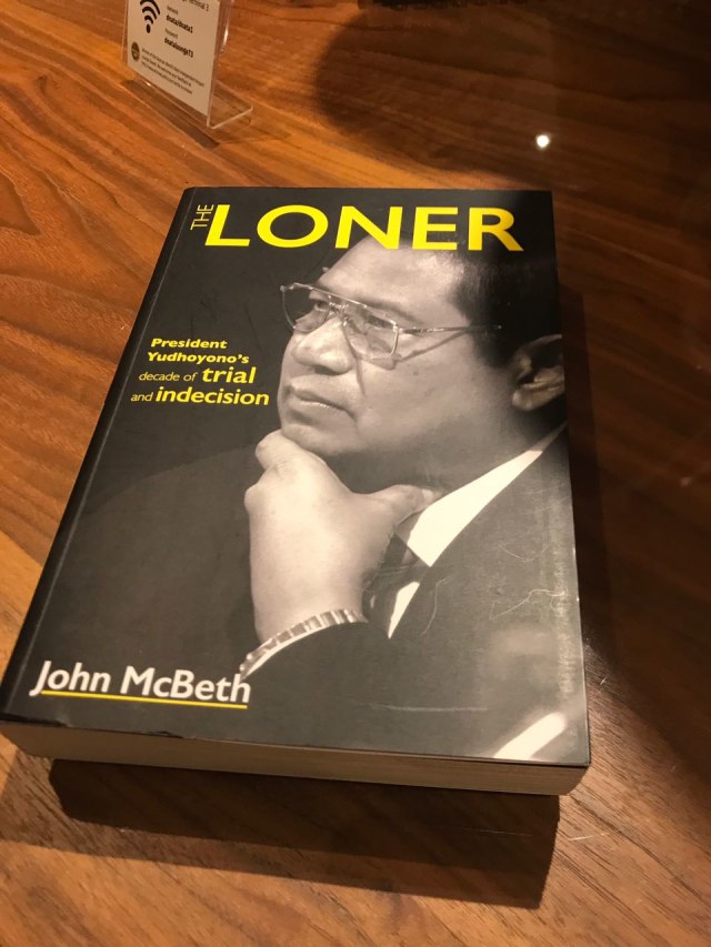 Buku tentang SBY yang dibeli oleh JK di Changi. (Foto: Dok. Jubir Wapres Husain Abdullah)