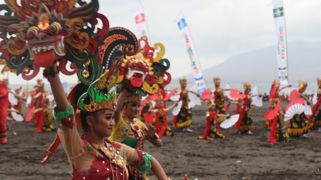 Festival Gandrung Sewu di Pantai Boom Banyuwangi (Foto: Joseph Pradipta/kumparan)