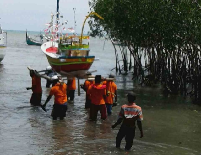 Melihat Kemeriahan Petik Laut Nelayan Branta Tinggi