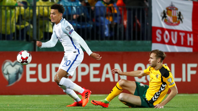 Aksi Dele Alli di laga lawan Lithuania. (Foto: Reuters/Carl Recine)