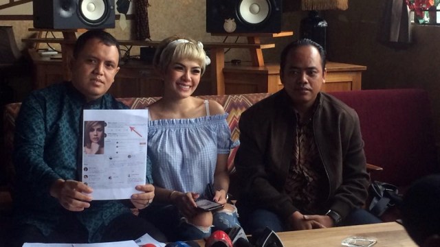 Nikita Mirzani dan Kuasa hukumnya Muannas Alaidid (Foto: Yurika Kencana/kumparan)