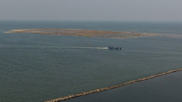 Sebuah kapal melintas di dekat Pulau G Foto: ANTARA/Wahyu Putro A