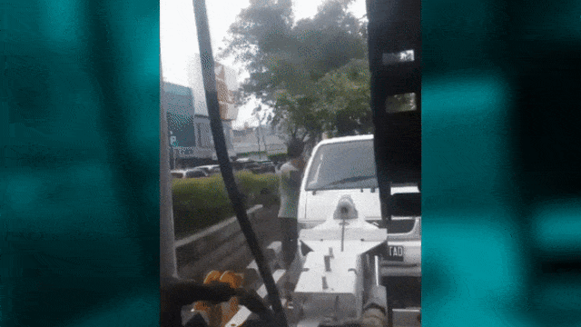 Pengendara mobil gelantungan.  (Foto: Dok. Sudin, Jakarta Timur)