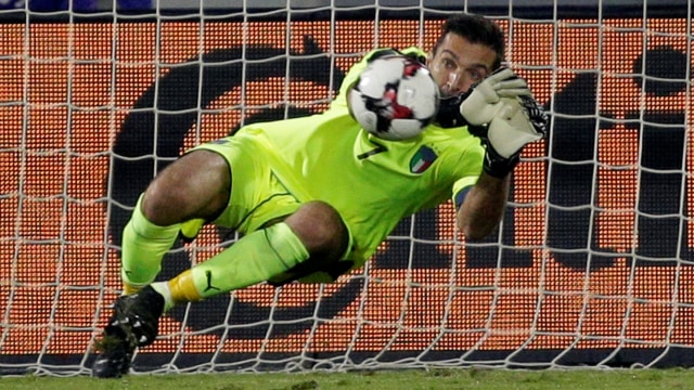 Gianluigi Buffon melakukan penyelamatan. (Foto: Reuters/Max Rossi)