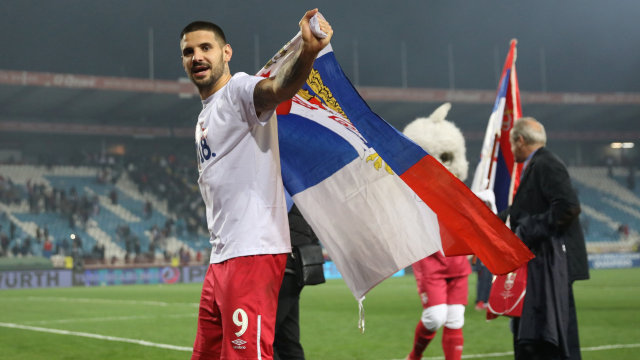 Aleksandar Mitrovic dengan bendera Serbia. Foto: Reuters/Marko Djurica