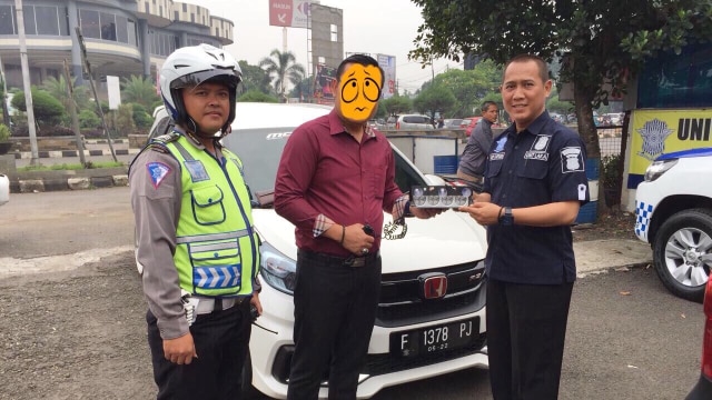 Mobil yang memakai strobo akhirnya dicopot (Foto: Polres Bogor)