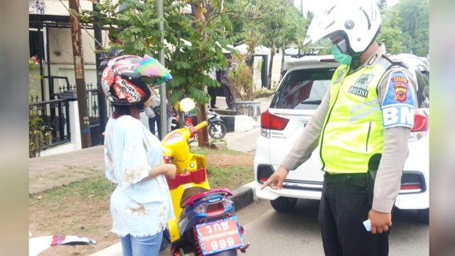Motor berplat Thailand ditilang (Foto: Instagram/@satlantas_karawang)