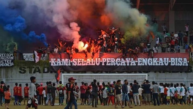 Pendukung Persewangi. (Foto: Instagram: Persewangi)