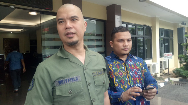 Ahmad Dhani di Polres Jakarta Selatan (Foto: Yurika Kenacana/kumparan)