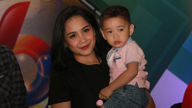 Nagita Slavina dan Rafathar Foto: Munady