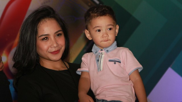 Nagita Slavina dan Rafathar (Foto: Munady)