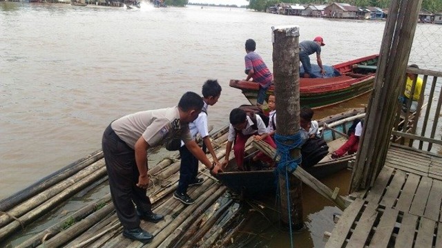Aipda Eko Sulis Antar Jemput Anak Warga Desa Aluh Aluh ke Sekolah Gunakan Klotok