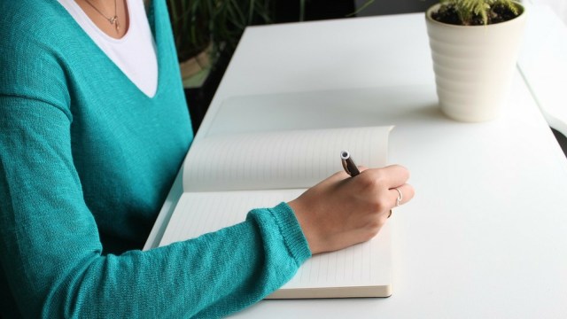 Ilustrasi perempuan menulis (Foto: tanvimalik)