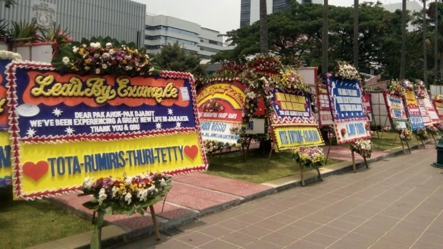 Karangan bunga di Balai Kota. (Foto: Diah Harni/kumparan)