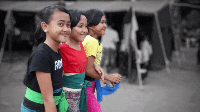 Bocah perempuan di kaki Gunung Agung. (Foto: Cornelius Bintang/kumparan)