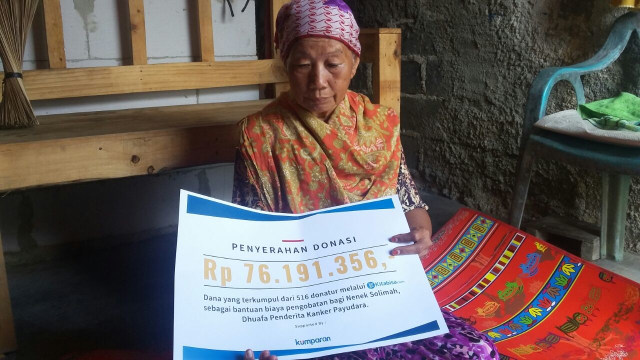 Penyerahan Donasi untuk Nenek Solimah (Foto: Audrey Marianne/kumparan)