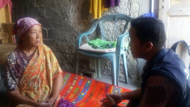 Penyerahan Donasi untuk Nenek Solimah (Foto: Audrey Marianne/kumparan)