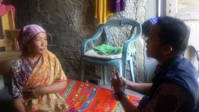 Penyerahan Donasi untuk Nenek Solimah (Foto: Audrey Marianne/kumparan)