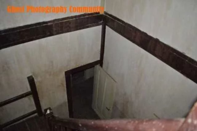 Tangga menuju kamar mandi bawah  (Foto: Dokumentasi Ghost Photography Community)