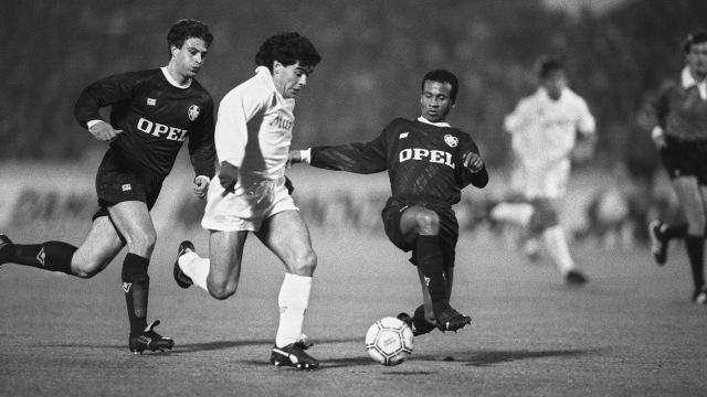 Maradona pada laga Piala UEFA 1988. (Foto: AFP)