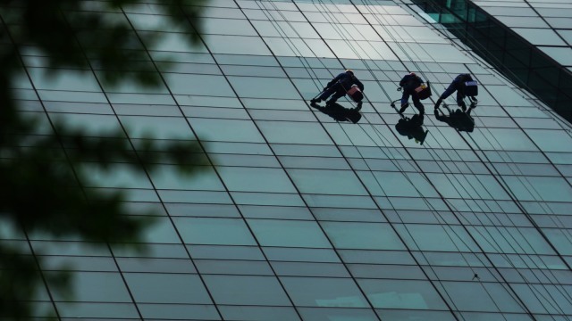 Asuransi Pemersih Gedung Bertingkat (Foto: Aditia Noviansyah/kumparan)