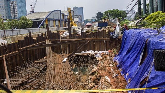 Tanah Amblas di Proyek LRT Depan Menara Saidah (Foto: Antara/Galih Pradipta)