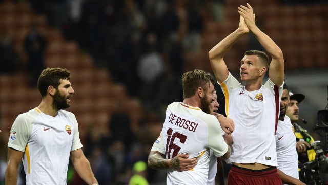 AS Roma pada laga versus AC Milan. (Foto: Miguel Medina/AFP)