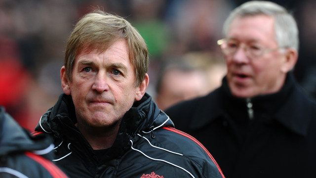 Dalglish berada di depan Ferguson. (Foto: PAUL ELLIS / AFP)