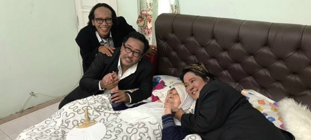 Bintang Si Doel menjenguk Aminah Cendrakasih (Foto: @si.rano Instagram)