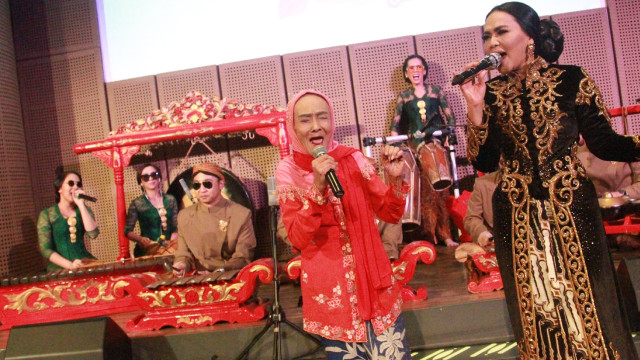 Laila Sari dan Dewi Gita (Foto: Munady Widjaja)