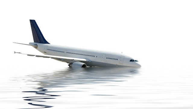 Ilustrasi pesawat jatuh di laut.  Foto: Thinkstock