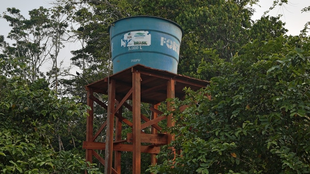 Panel surya di pedalaman Hutan Amazon. (Foto: CARL DE SOUZA / AFP)